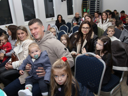 FOTO: Sveti Nikola razveselio najmlađe u župi Rumboci