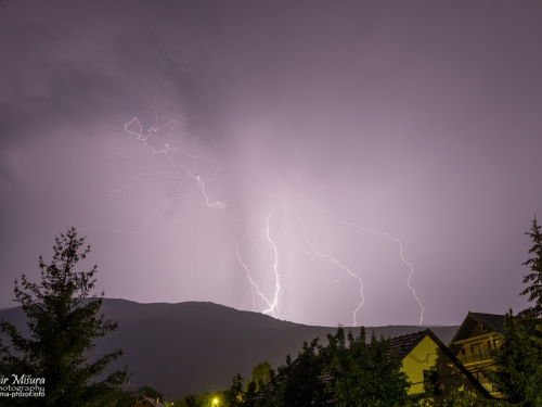 FOTO: Munje noćas 'parale' nebo iznad Rame