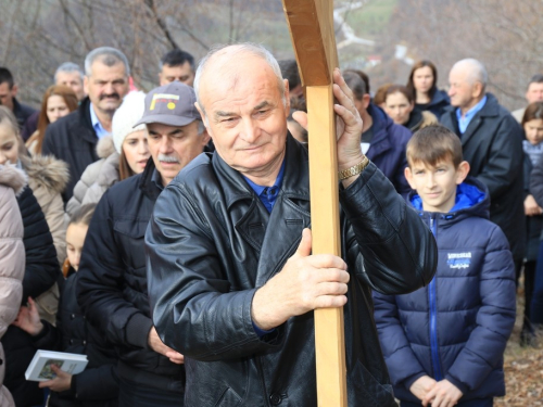 FOTO: Mr. Pero Brajko predvodio put križa na Uzdolu