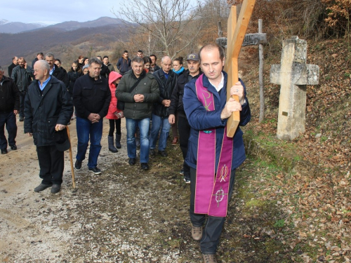 FOTO: Mr. Pero Brajko predvodio put križa na Uzdolu