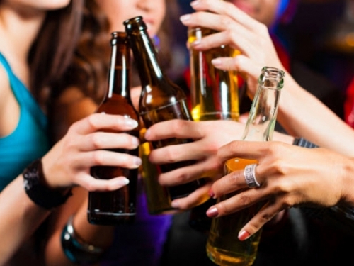 Nova studija: Čak i umjerena konzumacija alkohola oštećuje mozak