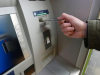 Pogledajte kako na bankomatima uzimaju novac ljudima
