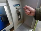 Pogledajte kako na bankomatima uzimaju novac ljudima