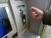 Pogledajte kako na bankomatima uzimaju novac ljudima