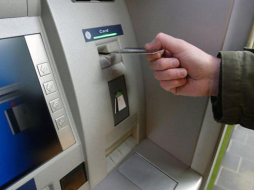 Pogledajte kako na bankomatima uzimaju novac ljudima