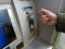Pogledajte kako na bankomatima uzimaju novac ljudima