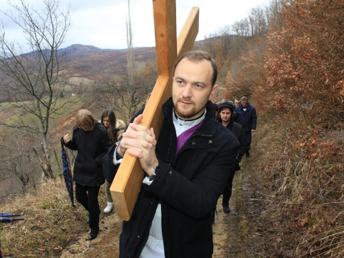 FOTO: Vlč. Ljubo Zadrić predvodio križni put na Uzdolu