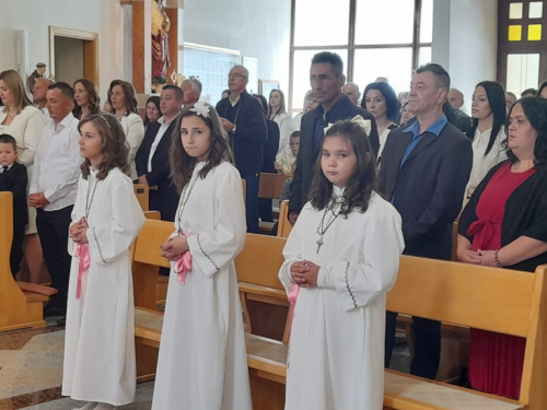 FOTO: Krizma i prva pričest u župi Uzdol