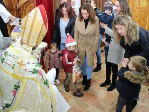 FOTO: Sv. Nikola i ove godine razveselio djecu u župi Rama Šćit