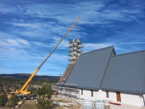 Postavljanje zvona i kupole na crkvi na Risovcu