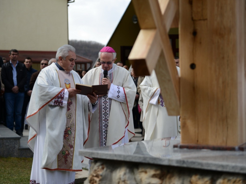 FOTO: Mons. dr. Pero Sudar blagoslovio novi križ i spomenik Stjepanu Džalti na Uzdolu