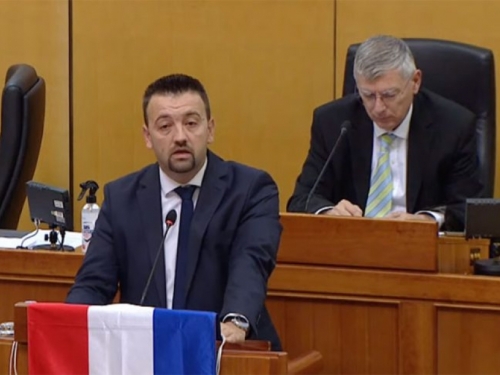 Zastava Hrvata u BiH izvješena u Hrvatskom saboru