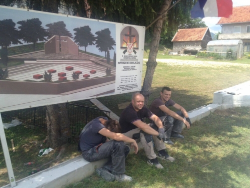 FOTO: Radovi na spomen obilježju poginulim braniteljima na Uzdolu