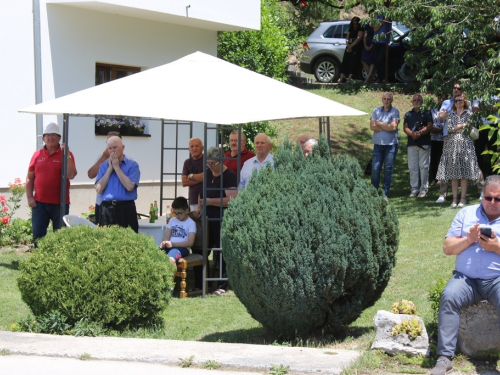 FOTO/VIDEO: U Podboru svečano blagoslovljen Gospin kip