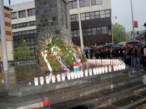 Foto: Plamen slobode - u Prozoru zapaljeno 100 bijelih svijeća