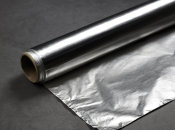 Znate li zašto aluminijska folija ima jednu sjajnu i jednu mat stranu?