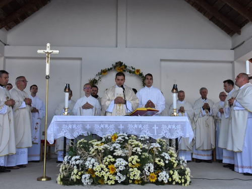 FOTO/VIDEO: Mlada misa vlč. Tomislava Varele