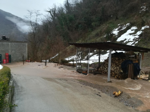 FOTO: Mještani Lovnice (Gračac) bore se s vodenim bujicama i klizištima