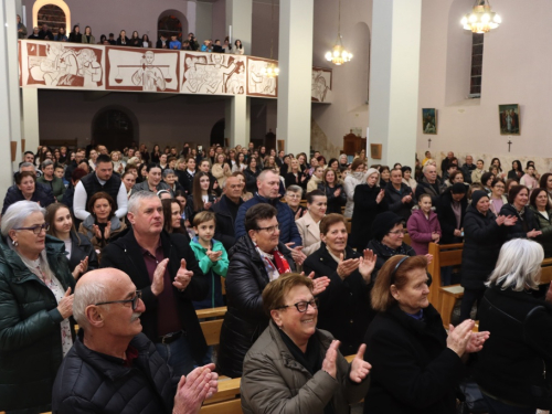 FOTO: Čuvarice pjesmom ispunile crkvu na Šćitu