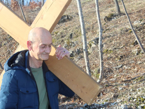 FOTO: Pobožnost križnog puta u župi Uzdol