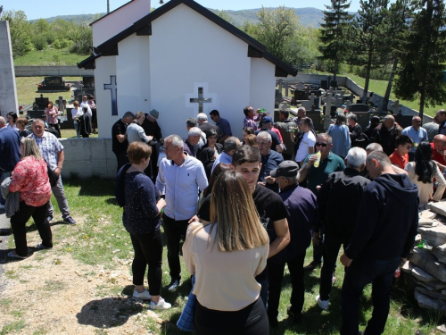 FOTO/VIDEO: Biskup Pero Sudar na Proslapu blagoslovio Spomen ploče