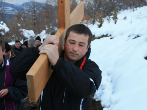 FOTO: Vlč. Ivan Karača predvodio Križni put na Uzdolu