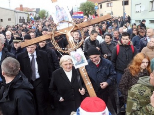 Tisuće iz Hrvatske i BiH odaju počast Gradu heroja