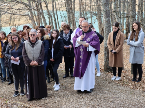 FOTO: Put križa kroz fratarski gaj na Šćitu