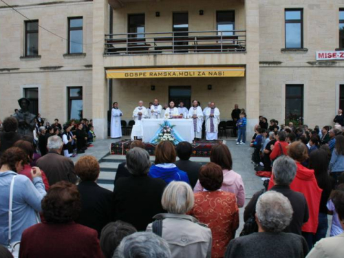 FOTO: Više tisuća vjernika na misi "Uočnici" na Šćitu