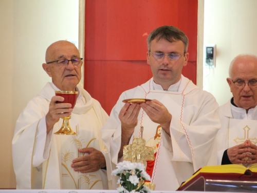 FOTO: Dan posvete crkve i Dan duhovnih zvanja u župi Prozor