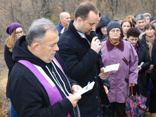 FOTO: Vlč. Ljubo Zadrić predvodio križni put na Uzdolu