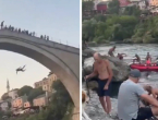 Strani turist izveo rizični skok sa Starog mosta. Mostarci ga izudarali