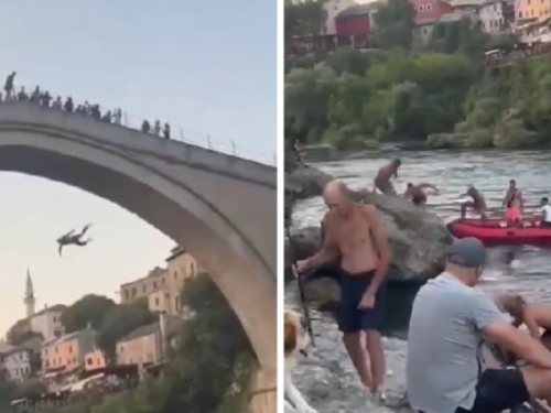 Strani turist izveo rizični skok sa Starog mosta. Mostarci ga izudarali