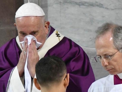 Papa Franjo pozvao svećenike da posjećuju bolesne od koronavirusa