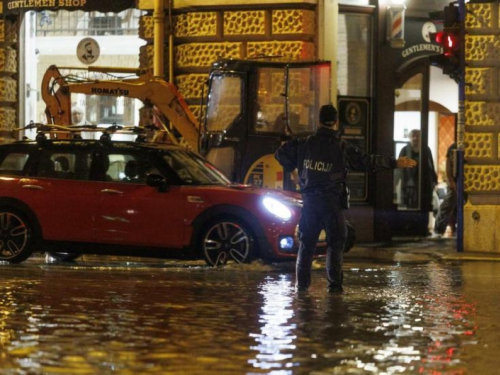 Rijeka: Muškarac poginuo u bujici, vatrogasci spašavali djecu iz igraonice