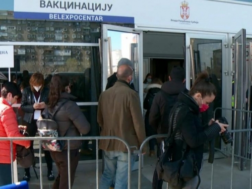 Tisuće ljudi iz BiH čeka na cjepivo u Beogradu