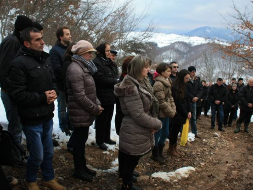 FOTO: Vlč. Ivan Karača predvodio Križni put na Uzdolu