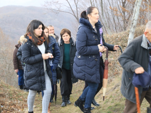 FOTO: Mr. Pero Brajko predvodio put križa na Uzdolu