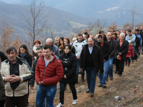 FOTO: Vlč. mr. Pero Brajko predvodio Križni put na Uzdolu