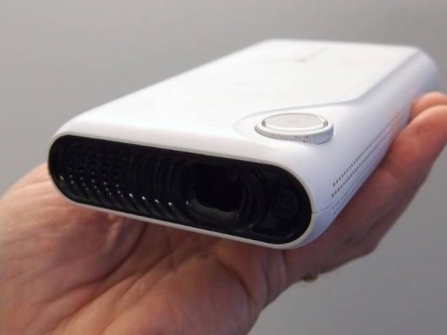 TouchPico projektor pretvara bilo koji zid u zaslon osjetljiv na dodir