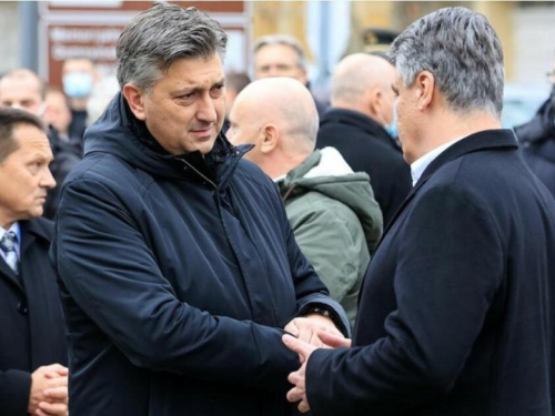 Vukovar iznad politike i prepucavanja: Plenković i Milanović se rukovali i popričali