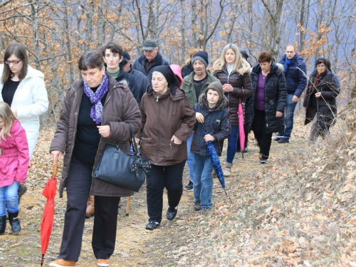 FOTO: Fra Andrija Jozić predvodio križni put na Uzdolu