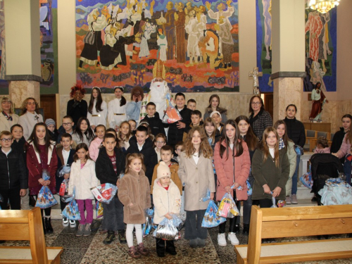 FOTO: Sv. Nikola i ove godine razveselio djecu u župi Rama-Šćit