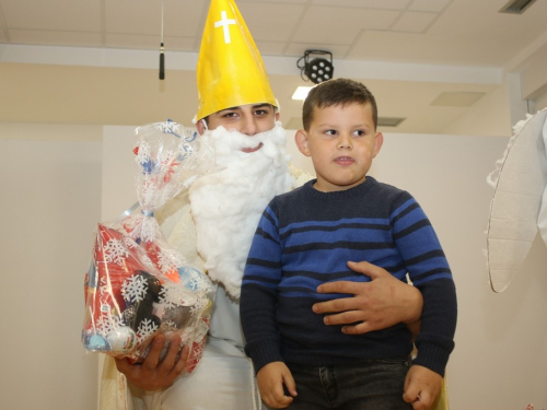 FOTO: Sv. Nikola razveselio mališane u Rumbocima