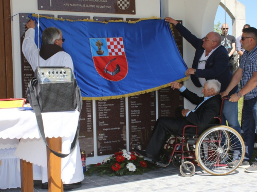 FOTO/VIDEO: Biskup Pero Sudar na Proslapu blagoslovio Spomen ploče