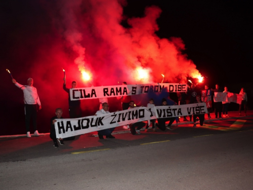 Torcida Rama bakljadom proslavila 73. rođendan