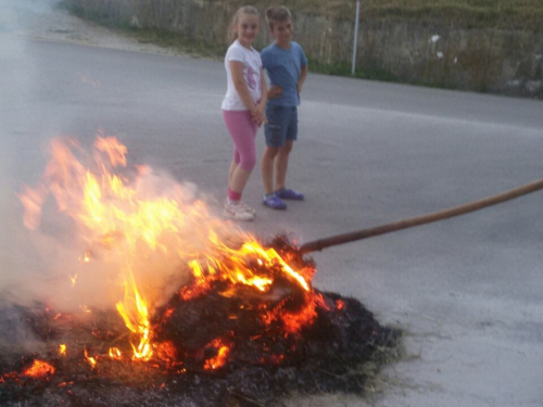 FOTO: Paljenjem svitnjaka Rama dočekuje sv. Ivu