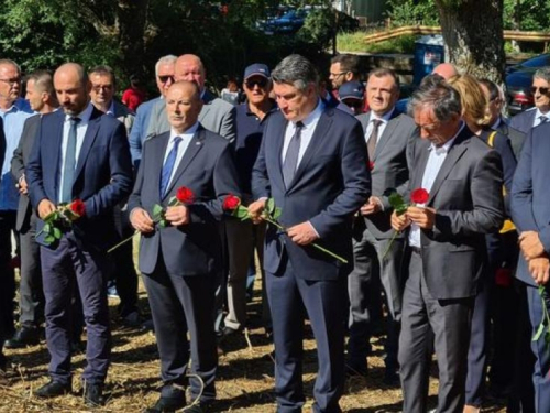 Prvi put državni vrh Hrvatske odao počast srpskim žrtvama Domovinskog rata