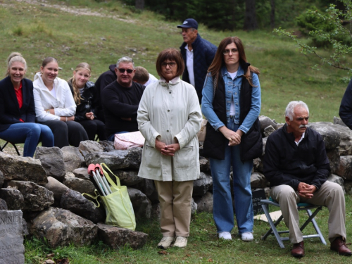 FOTO: Na Vranu služena sv. misa za poginule duvandžije