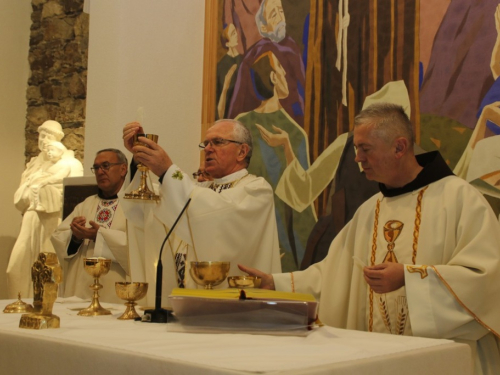 FOTO: Posveta novoga oltara i blagoslov obnovljene crkve u župi Gračac